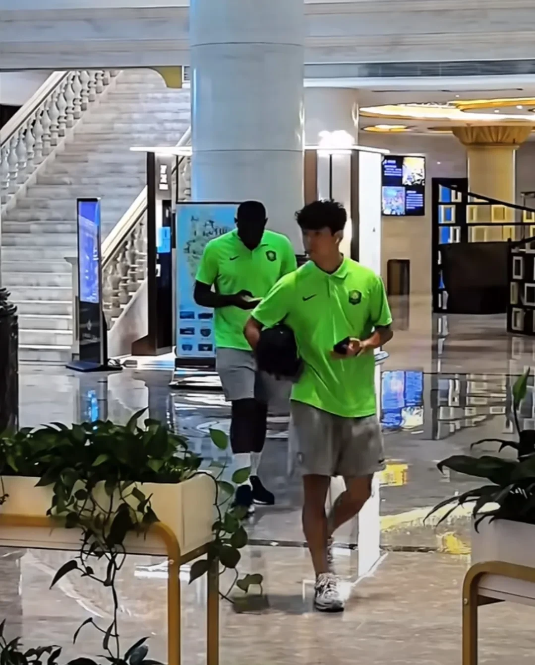 北京国安迎德甲关键赛,冲刺阶段内部沟通,球迷炸锅,团队化学反应显著(德甲球迷红牛) 北京国安迎德甲关键赛,冲刺阶段内部沟通,球迷炸锅,团队化学反应显著(德甲球迷红牛)