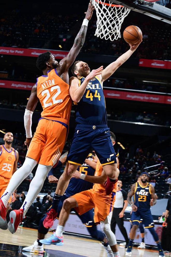 夏洛特黄蜂训练开放日；窗口期更衣室发声引欢呼；NBA季后赛在即；资深球员宣示担当(杜兰特季后赛关键球隐身)